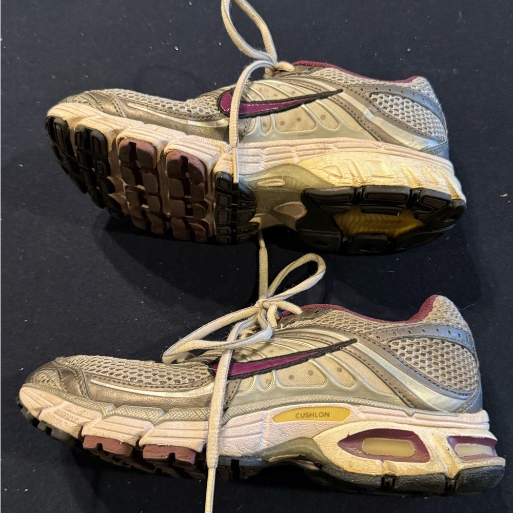 Nike Gray and Burgundy Running Shoes. Women’s Sz 6 - Picture 6 of 10